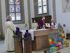 Bischof Dr. Michael Gerber besucht St. Crescentius (Foto: Karl-Franz Thiede)